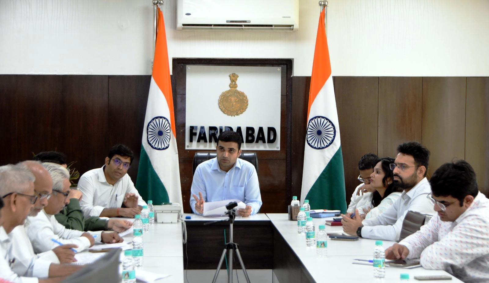 जिला निर्वाचन अधिकारी विक्रम सिंह बैठक लेते हुए जिला निर्वाचन अधिकारी विक्रम सिंह बैठक लेते हुए