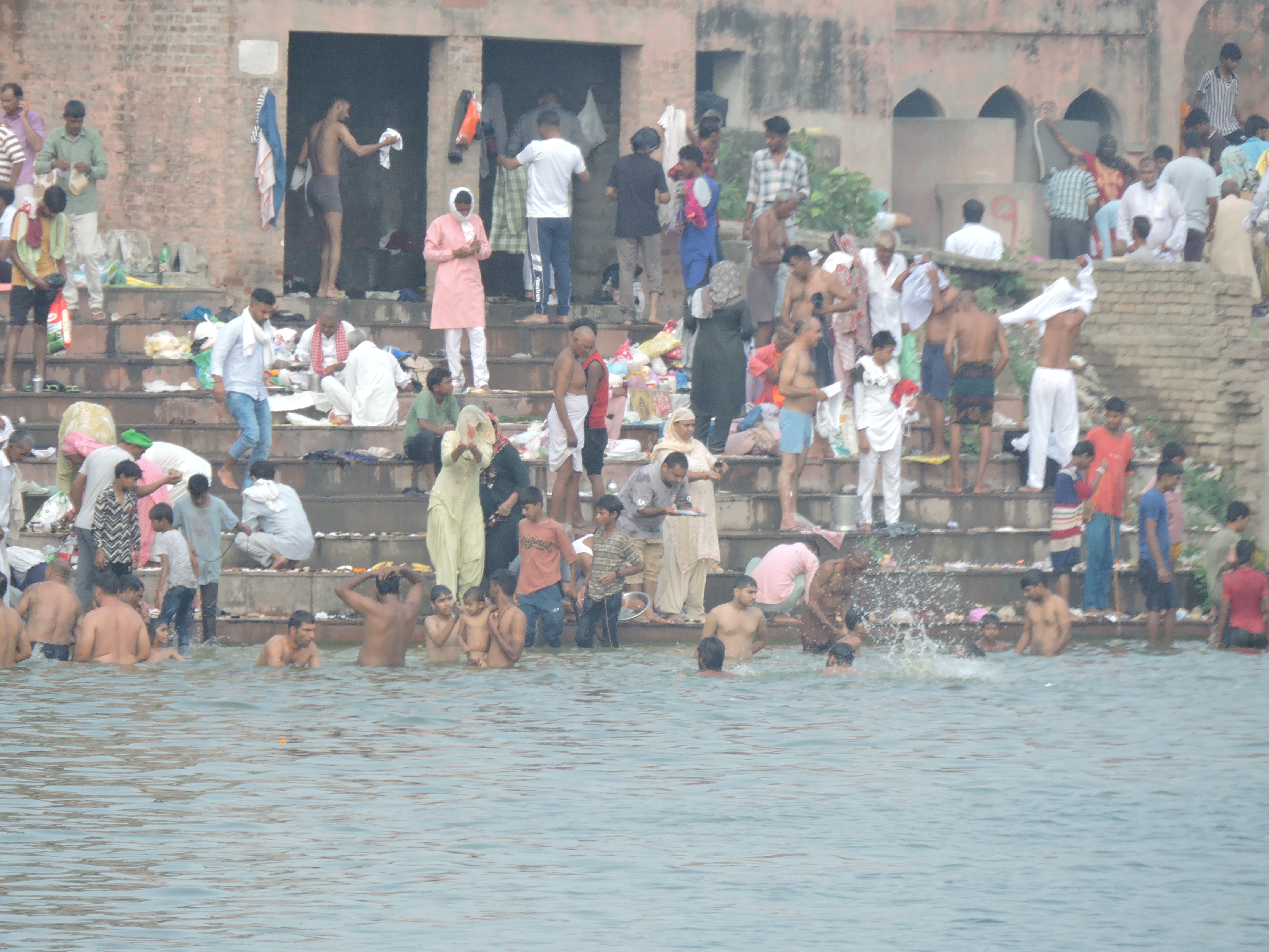 पिंडारा तीर्थ पर स्नान करते हुए श्रद्धालु। पिंडारा तीर्थ पर स्नान करते हुए श्रद्धालु।