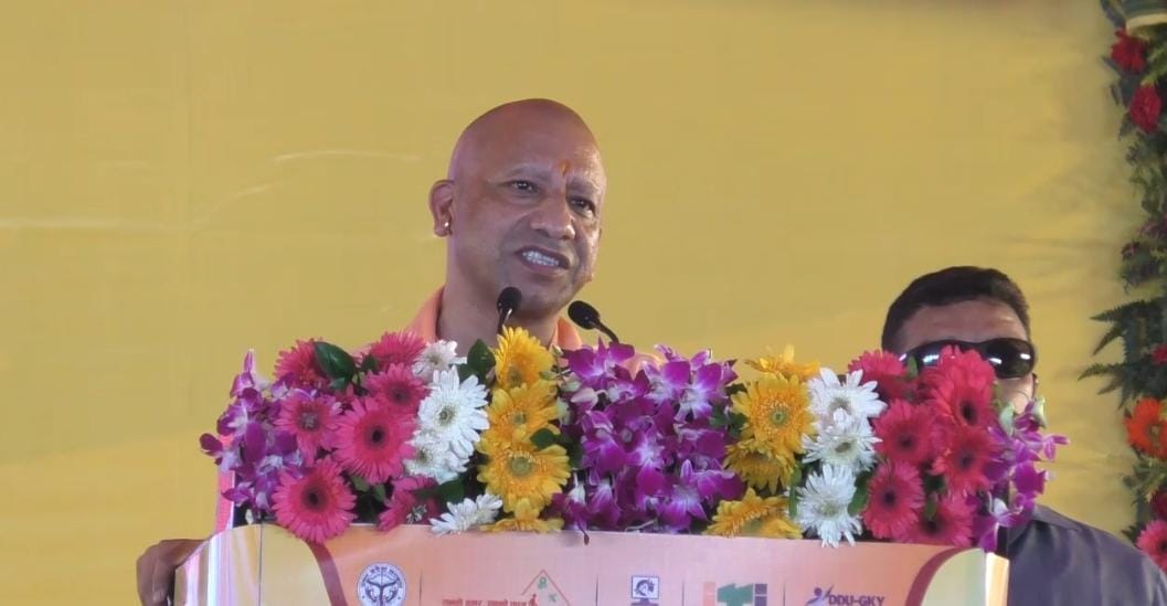 मूंढापांडे स्थित आर्यभट्ट इंटरनेशनल स्कूल में आयोजित रोजगार मेले को संबोधित करते मुख्यमंत्री योगी आदित्यनाथ। मूंढापांडे स्थित आर्यभट्ट इंटरनेशनल स्कूल में आयोजित रोजगार मेले को संबोधित करते मुख्यमंत्री योगी आदित्यनाथ।