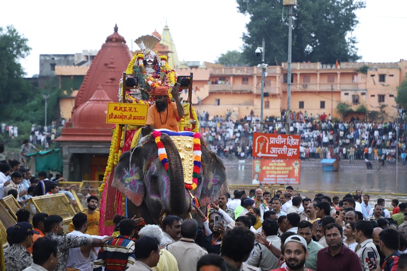 सोमवती अमावस्या पर राजसी ठाठ-बाट से निकली भगवान महाकाल की शाही सवारी सोमवती अमावस्या पर राजसी ठाठ-बाट से निकली भगवान महाकाल की शाही सवारी