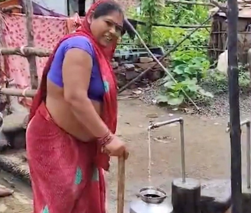 सागरः घर में नल से जल पहुंचने से दिव्यांग जशोदा की जिंदगी हुई आसान सागरः घर में नल से जल पहुंचने से दिव्यांग जशोदा की जिंदगी हुई आसान