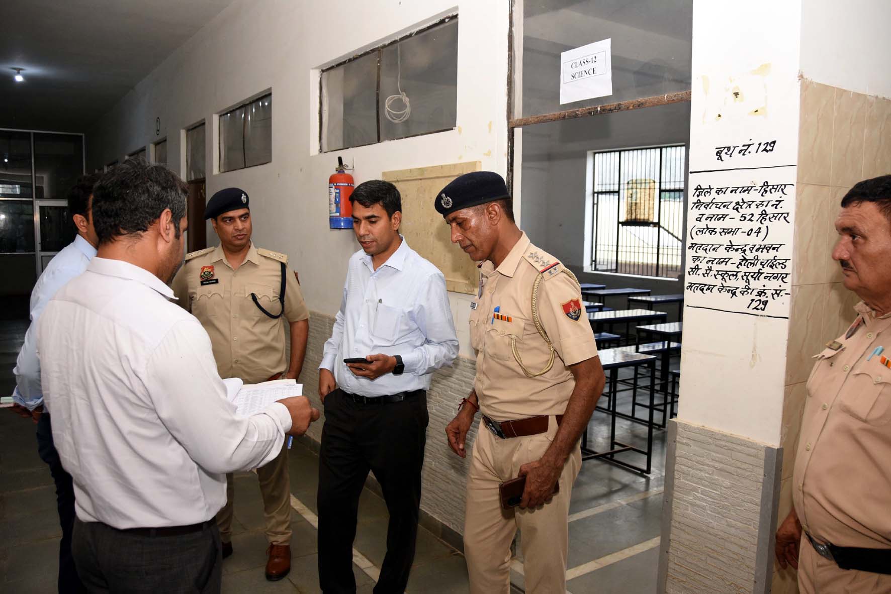 जिला निर्वाचन अधिकारी प्रदीप दहिया व पुलिस अधीक्षक दीपक सहारण संवेदनशील पोलिंग बूथों का निरीक्षण करते हुए। जिला निर्वाचन अधिकारी प्रदीप दहिया व पुलिस अधीक्षक दीपक सहारण संवेदनशील पोलिंग बूथों का निरीक्षण करते हुए।