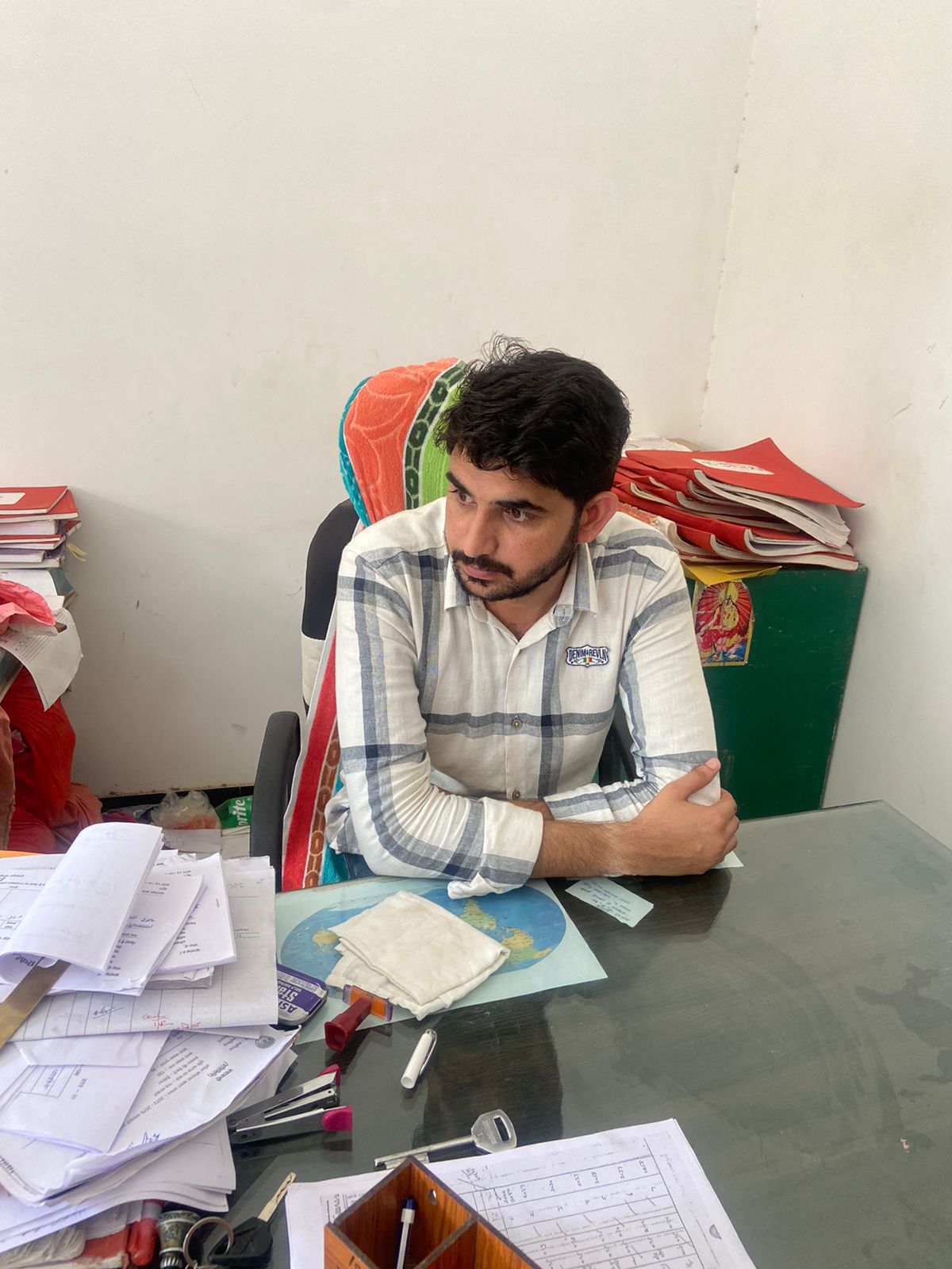 पटवारी पन्द्रह हजार रुपये की रिश्वत लेते गिरफ्तार पटवारी पन्द्रह हजार रुपये की रिश्वत लेते गिरफ्तार