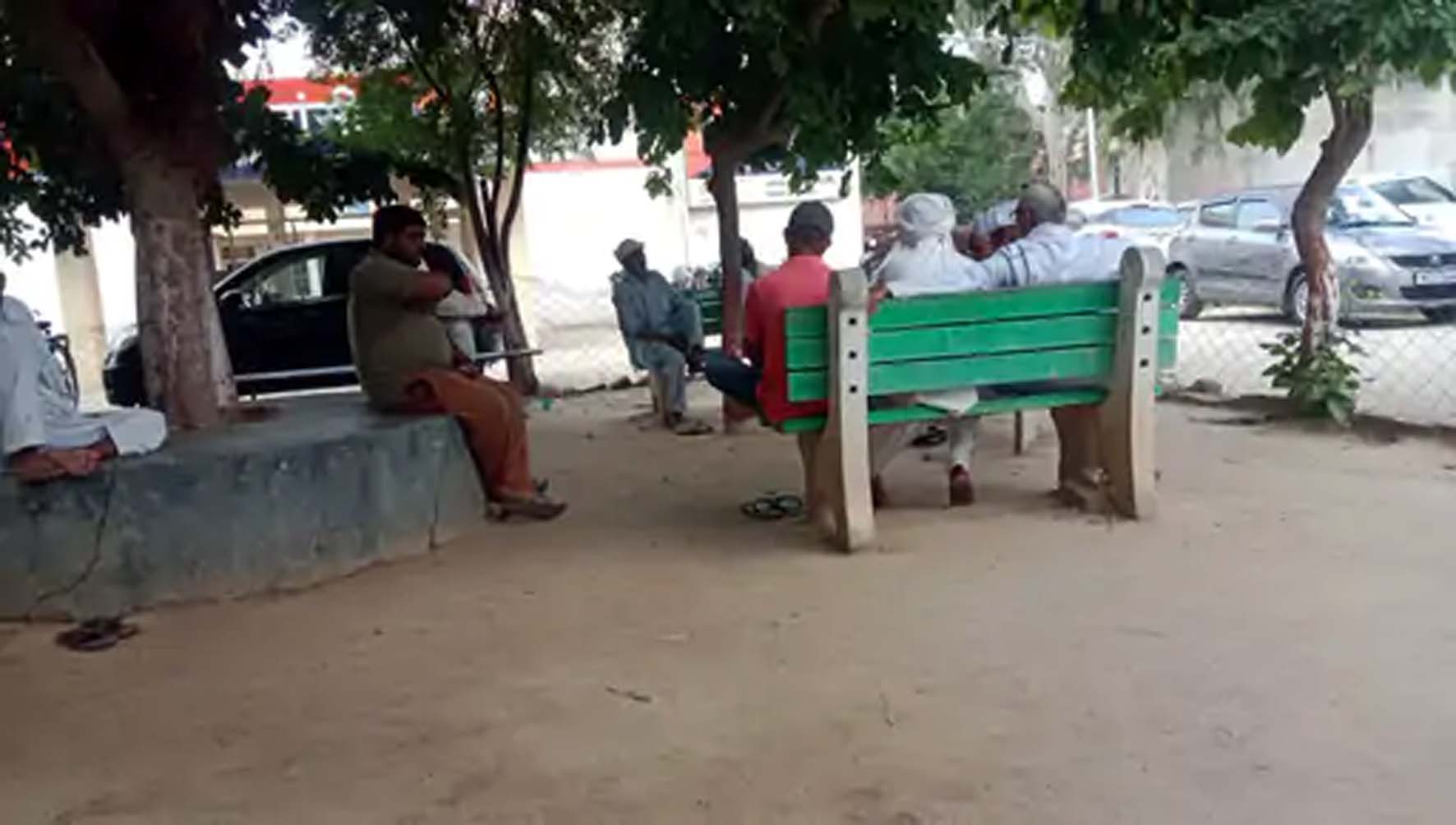 पोस्टमार्टम के लिए नागरिक अस्पताल में पहुंचे मृतका के परिजन। पोस्टमार्टम के लिए नागरिक अस्पताल में पहुंचे मृतका के परिजन।