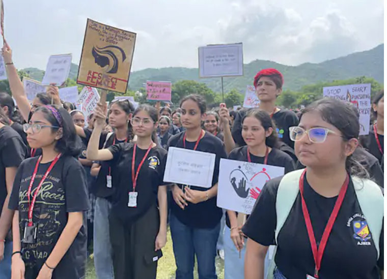 बहन-बेटियों की सुरक्षा और संरक्षा के लिए अजमेर में प्रदर्शन बहन-बेटियों की सुरक्षा और संरक्षा के लिए अजमेर में प्रदर्शन