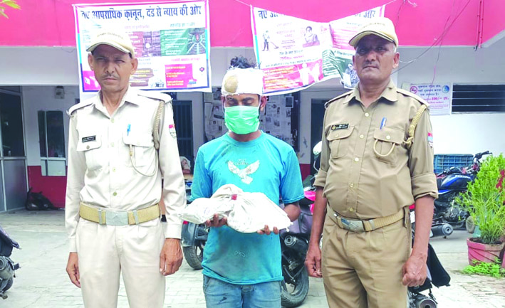 पुलिस गिरफ्त में आरोपित