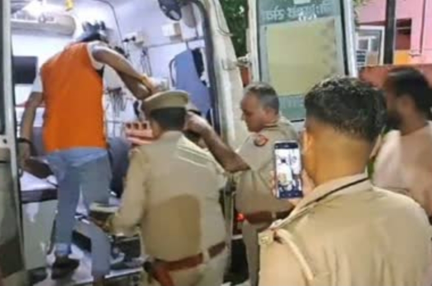 साधू को एंबुलेंस में बैठाते हुए साधू को एंबुलेंस में बैठाते हुए