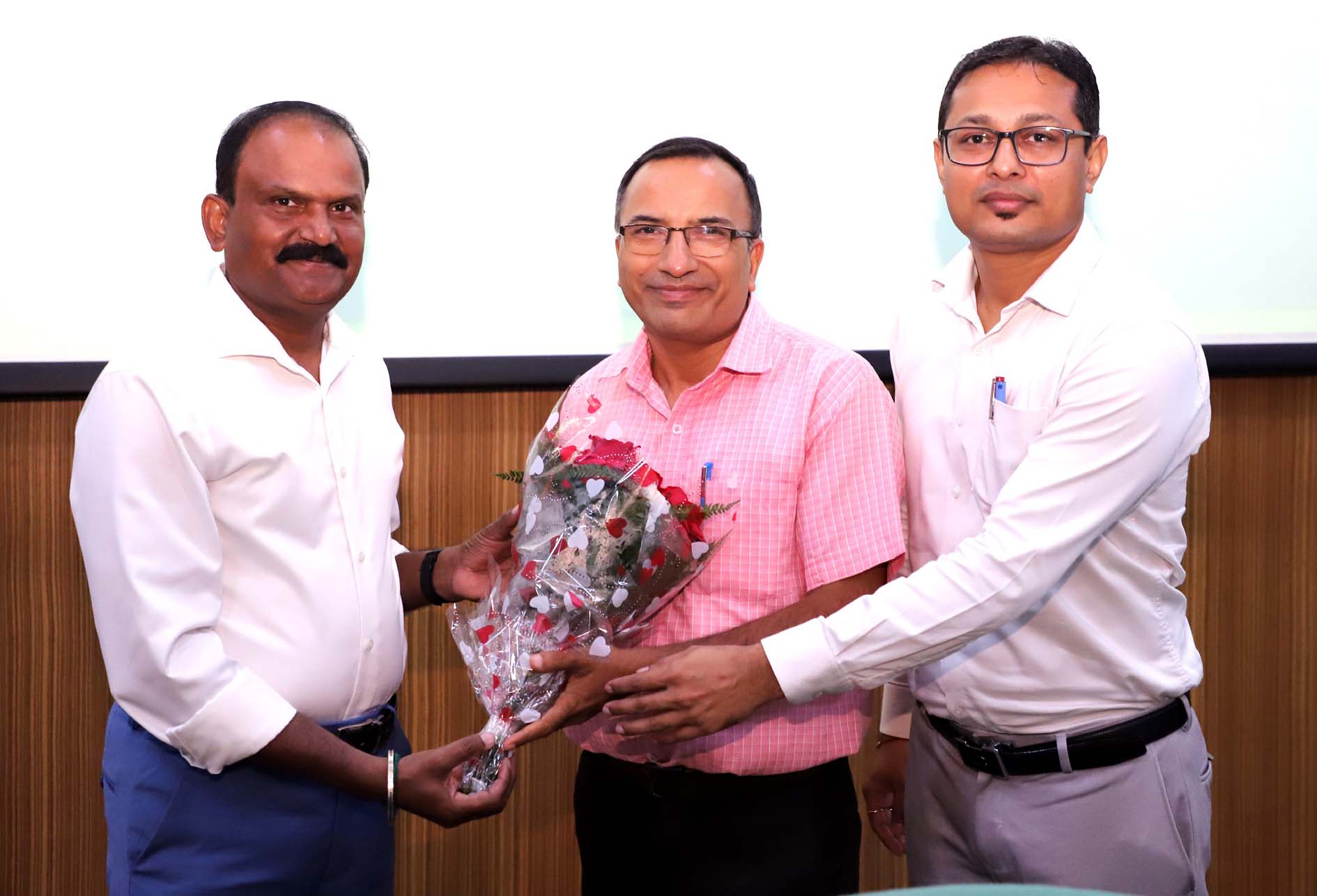 मुख्य वक्ता प्रो. संदीप आर्य को सम्मानित करते आयोजक। मुख्य वक्ता प्रो. संदीप आर्य को सम्मानित करते आयोजक।