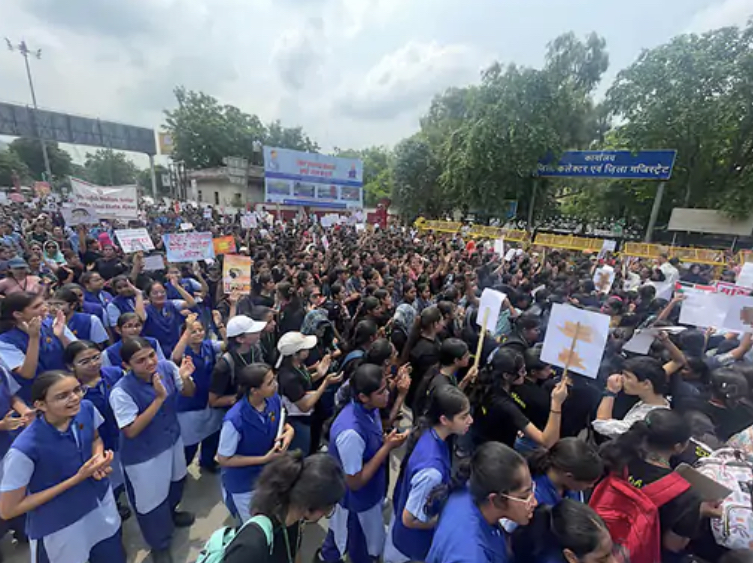 बहन-बेटियों की सुरक्षा और संरक्षा करने के लिए अजमेर में प्रदर्शन बहन-बेटियों की सुरक्षा और संरक्षा करने के लिए अजमेर में प्रदर्शन