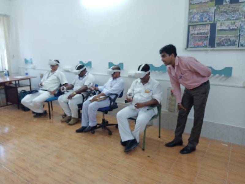 पूसीरे के अंतर्गत वीआर और एमआर मॉड्यूल प्रशिक्षण लेते रेलवे कर्मचारी
