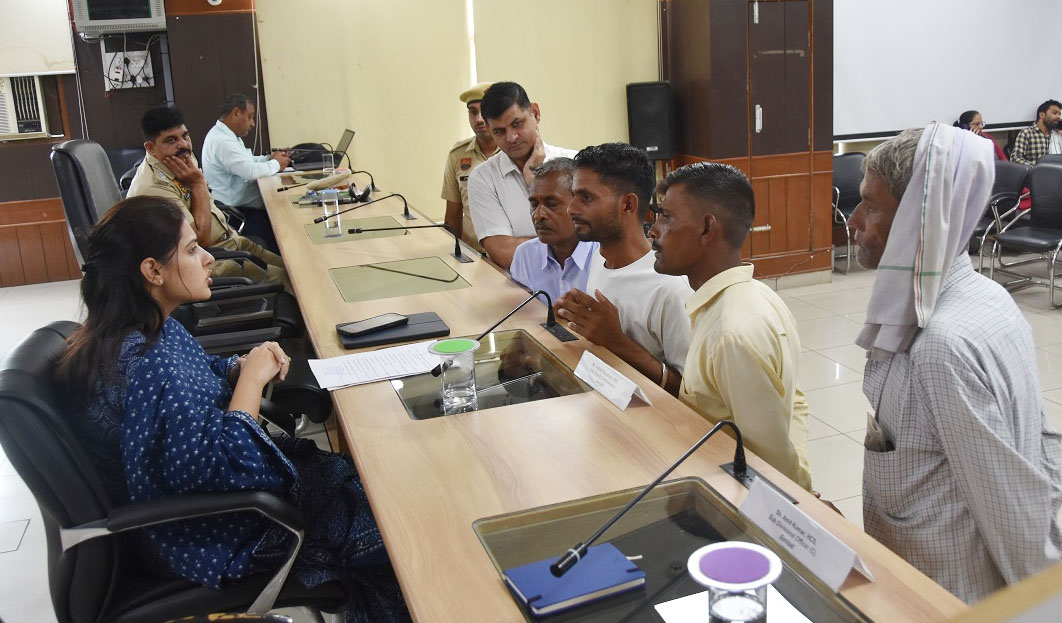 2 Snp- सोनीपत: अतिरिक्त उपायुक्त अंकिता चौधरी समाधान शिविर में सुनवाई करते हुए। 2 Snp- सोनीपत: अतिरिक्त उपायुक्त अंकिता चौधरी समाधान शिविर में सुनवाई करते हुए।