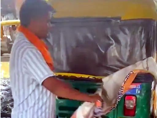 ऑटो पर लगे पोस्टर को हटाते हुए। ऑटो पर लगे पोस्टर को हटाते हुए।