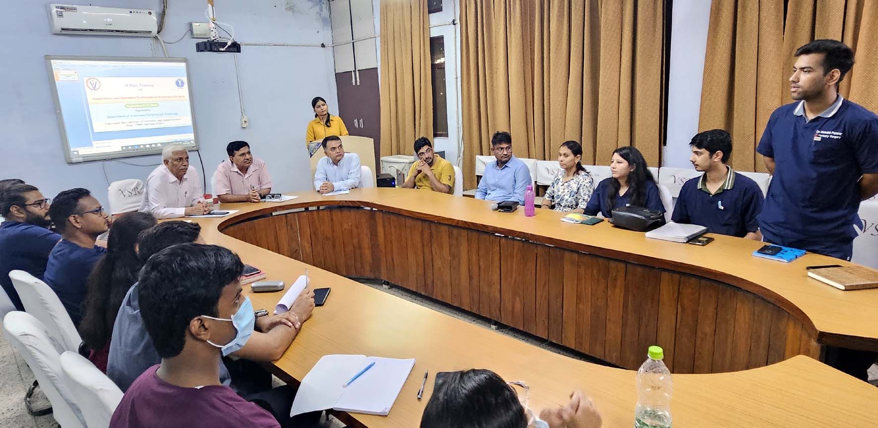 कार्यक्रम में उपस्थित मुख्य अतिथि व चिकित्सक। कार्यक्रम में उपस्थित मुख्य अतिथि व चिकित्सक।
