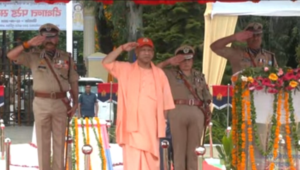 डॉ. भीमराव आंबेडकर पुलिस अकादमी में आयोजित दीक्षांत परेड समारोह में सलामी लेते व संबाेधित करते मुख्यमंत्री योगी आदित्यनाथ डॉ. भीमराव आंबेडकर पुलिस अकादमी में आयोजित दीक्षांत परेड समारोह में सलामी लेते व संबाेधित करते मुख्यमंत्री योगी आदित्यनाथ
