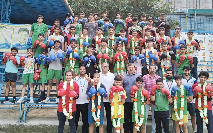 2 Snp-2 सोनीपत: पदक विजेता बाक्सरों को सम्मानित करते हुए द्रोणाचार्य अवॉर्डी ओमप्रकाश दहिया 2 Snp-2 सोनीपत: पदक विजेता बाक्सरों को सम्मानित करते हुए द्रोणाचार्य अवॉर्डी ओमप्रकाश दहिया