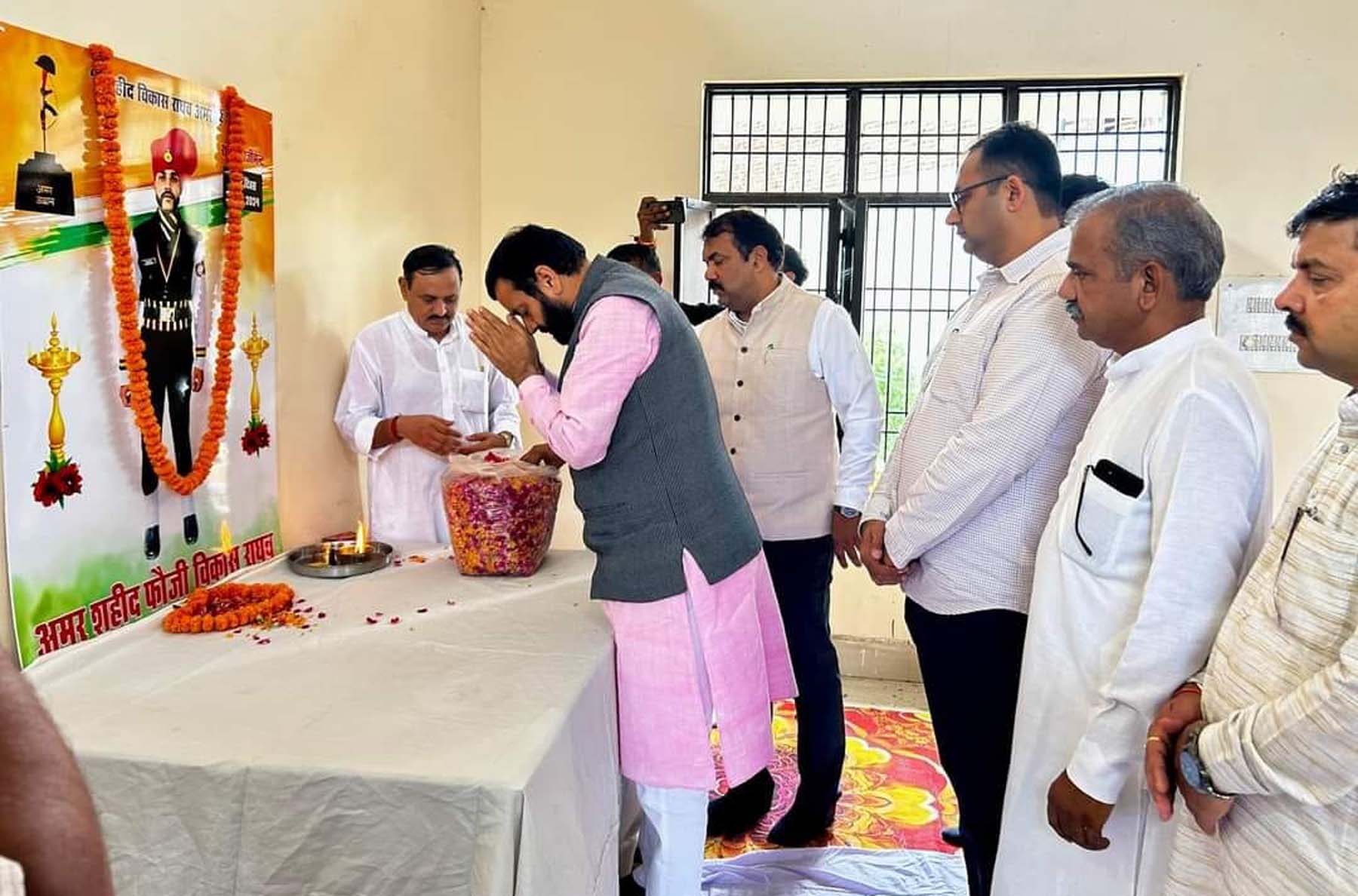 फोटो नंबर-03: गुरुग्राम के गांव दोहला में शहीद सैनिक विकास राघव को श्रद्धांजलि देते मुख्यमंत्री नायब सिंह सैनी। फोटो नंबर-03: गुरुग्राम के गांव दोहला में शहीद सैनिक विकास राघव को श्रद्धांजलि देते मुख्यमंत्री नायब सिंह सैनी।