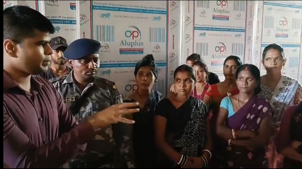 पूछताछ करते एसडीओ पूछताछ करते एसडीओ