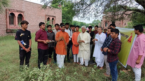 वैदिक मंत्रों के उच्चारण के साथ भूमि से उखाड़कर कुशा एकत्रित की वैदिक मंत्रों के उच्चारण के साथ भूमि से उखाड़कर कुशा एकत्रित की