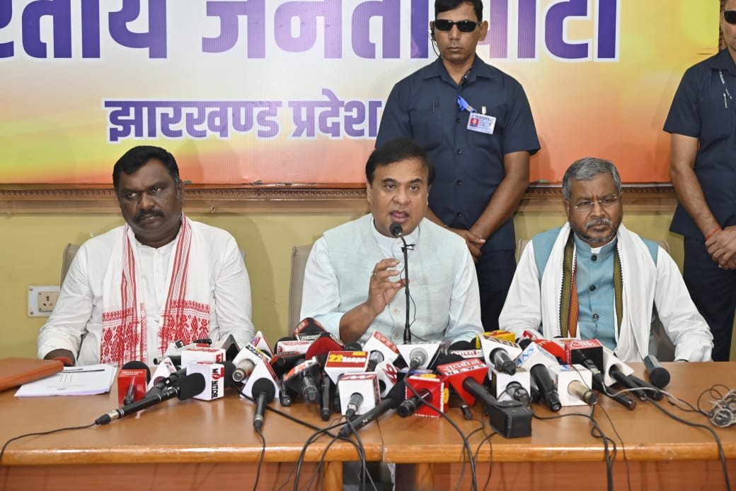 असम के मुख्यमंत्री हिमंत विश्व सरमा पत्रकाराें से संबाेधित करते हुए असम के मुख्यमंत्री हिमंत विश्व सरमा पत्रकाराें से संबाेधित करते हुए