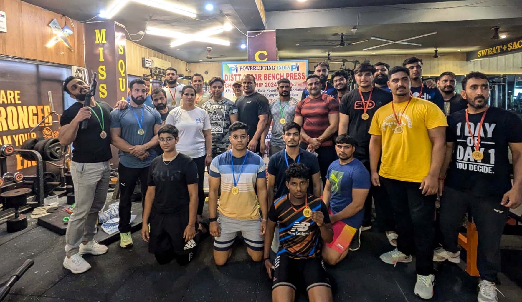 विभिन्न वर्गों के विजेता खिलाडिय़ों के साथ पावर लिफ्टिंग इंडिया के पदाधिकारी।