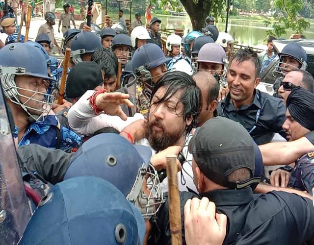 कूचबिहार में भाजपा कार्यकर्ताओं का हंगामा कूचबिहार में भाजपा कार्यकर्ताओं का हंगामा
