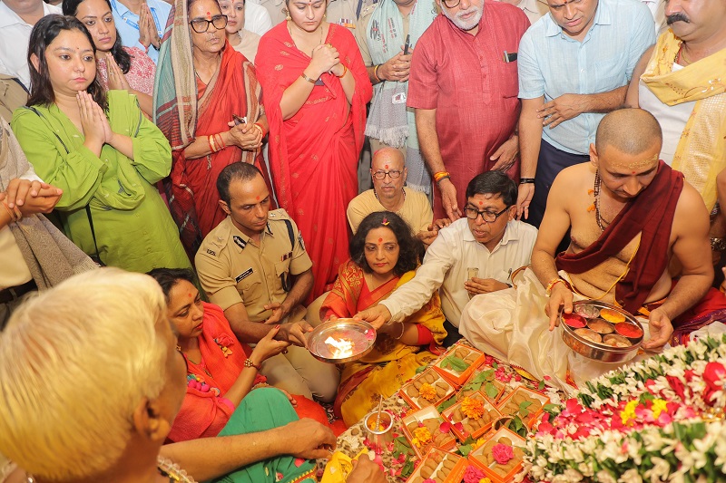 सोमवती अमावस्या पर राजसी ठाठ-बाट से निकली भगवान महाकाल की शाही सवारी सोमवती अमावस्या पर राजसी ठाठ-बाट से निकली भगवान महाकाल की शाही सवारी
