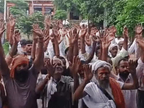 विराेध करते संत। विराेध करते संत।