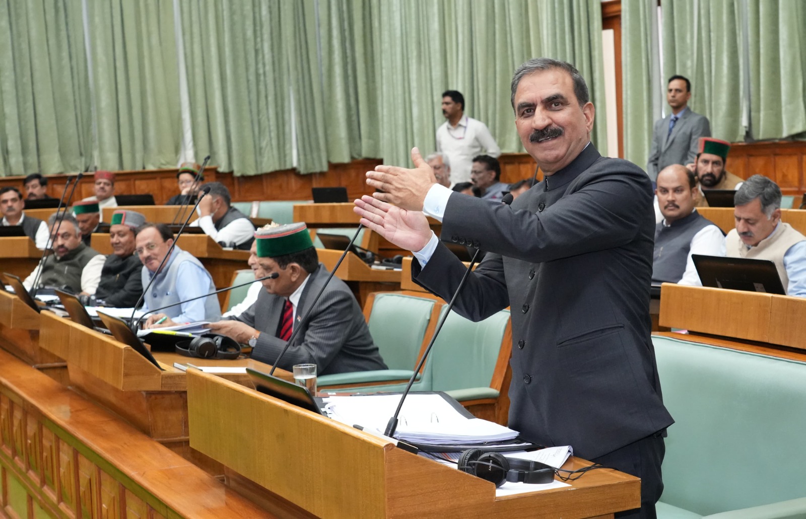 मुख्यमंत्री सुक्खू सदन में बोलते हुए