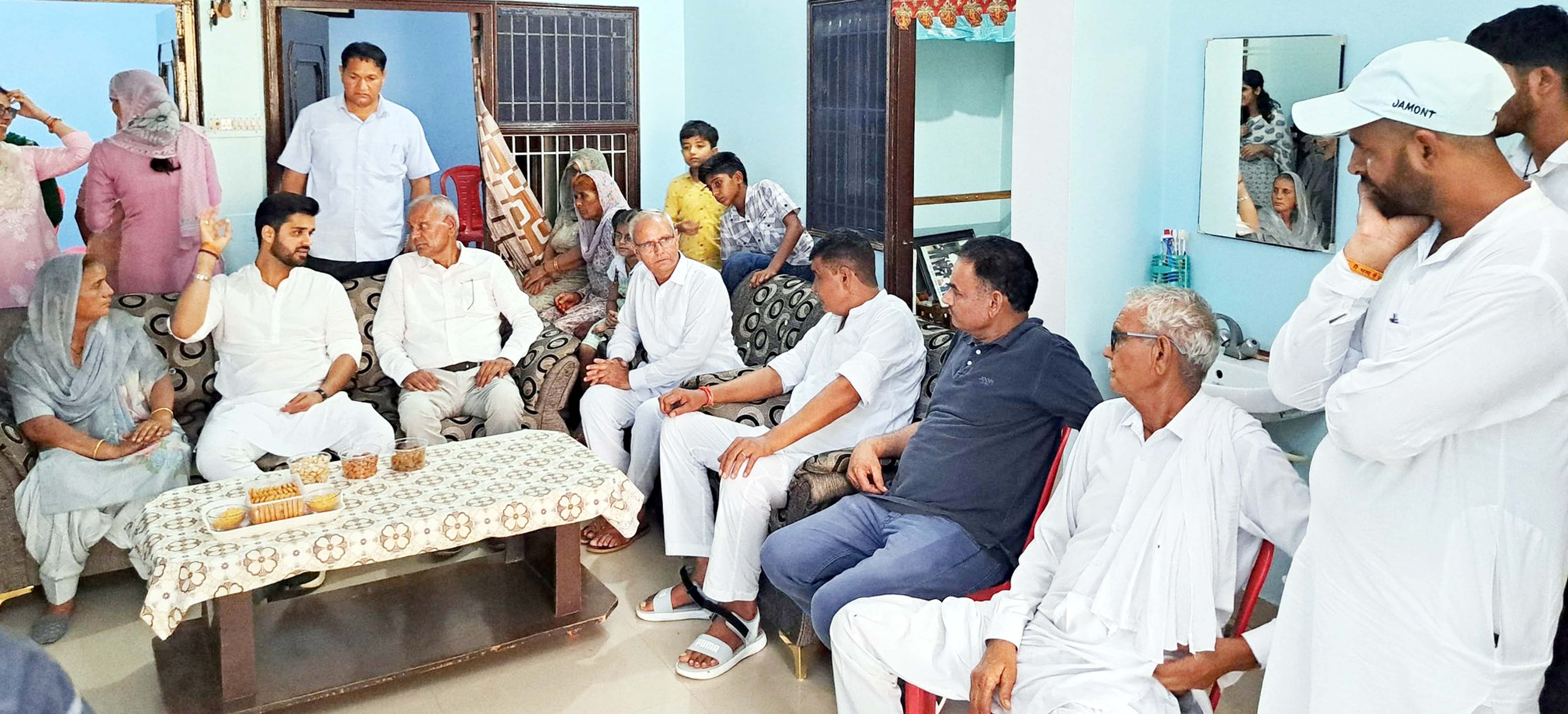 आदमपुर क्षेत्र के गांवों में कार्यक्रमों में उपस्थित भव्य बिश्नोई। आदमपुर क्षेत्र के गांवों में कार्यक्रमों में उपस्थित भव्य बिश्नोई।