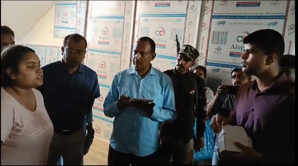 छापेमारी करते एसडीओ आशीष गंगवार छापेमारी करते एसडीओ आशीष गंगवार