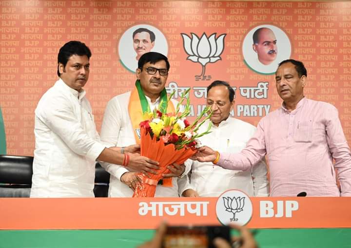 भाजपा की सदस्यता ग्रहण करते हुए हरियाणा के पूर्व मंत्री देवेंद्र बबली भाजपा की सदस्यता ग्रहण करते हुए हरियाणा के पूर्व मंत्री देवेंद्र बबली