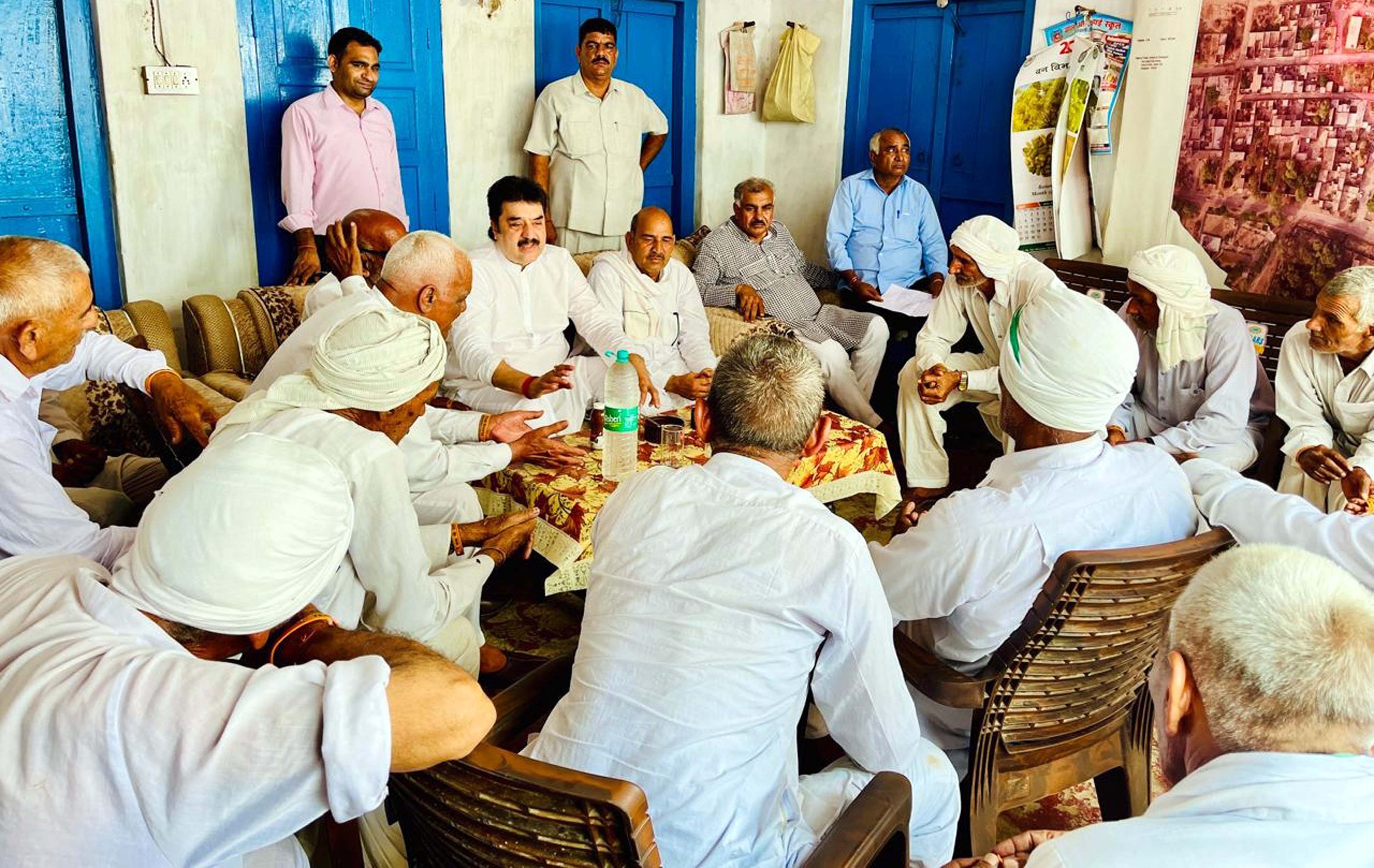 आदमपुर क्षेत्र के गांवों में कार्यक्रमों में उपस्थित कुलदीप बिश्नोई आदमपुर क्षेत्र के गांवों में कार्यक्रमों में उपस्थित कुलदीप बिश्नोई