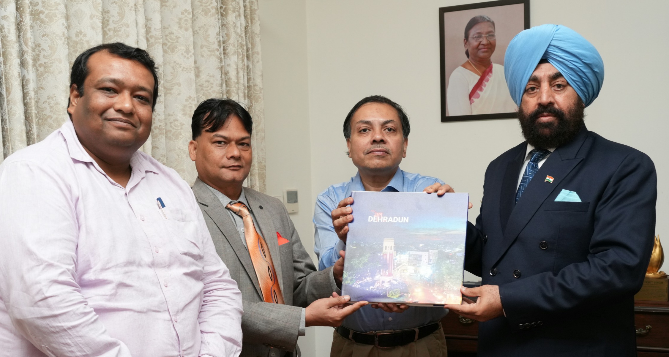 राज्यपाल से भेंट करते आईआईएम काशीपुर के निदेशक। राज्यपाल से भेंट करते आईआईएम काशीपुर के निदेशक।
