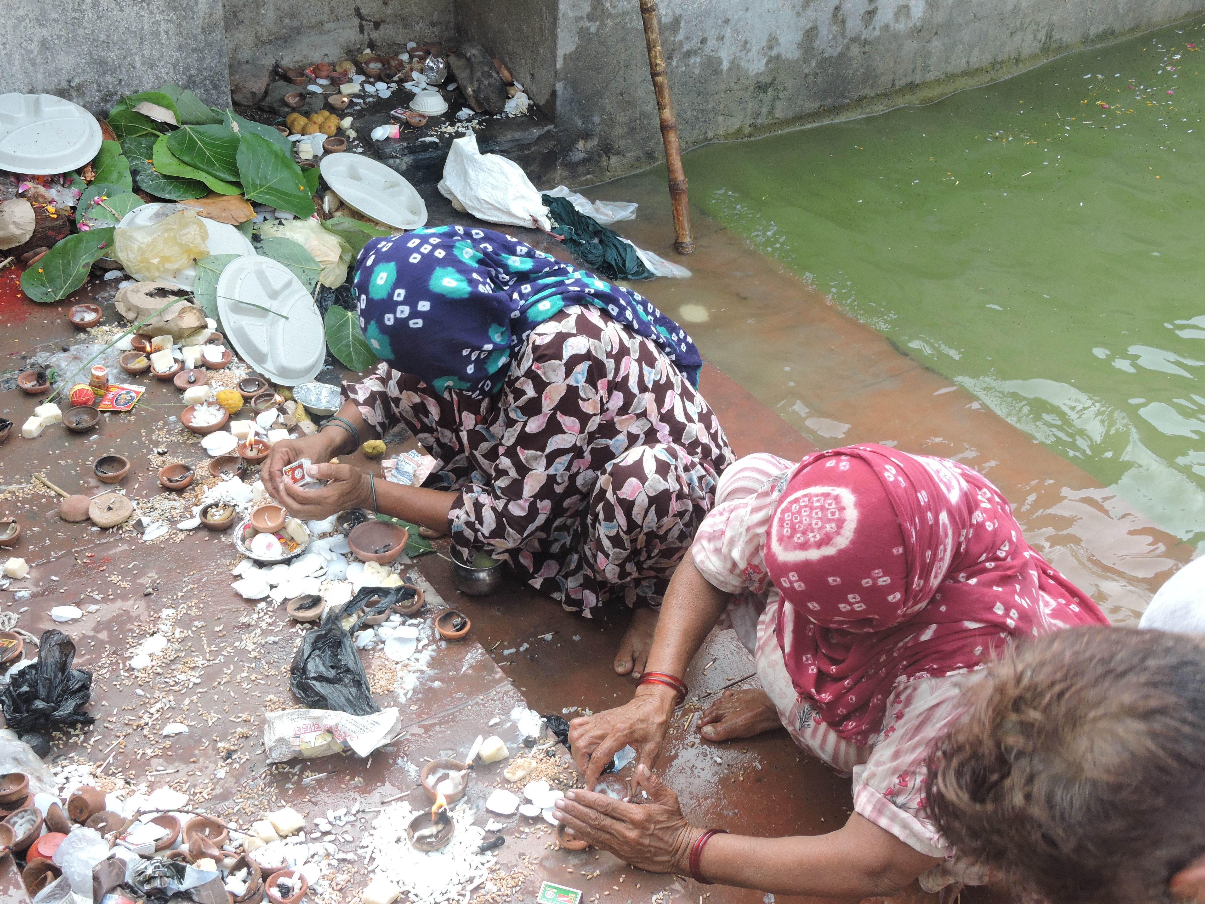 तीर्थ पर पूजा करते हुए श्रद्धालु। तीर्थ पर पूजा करते हुए श्रद्धालु।
