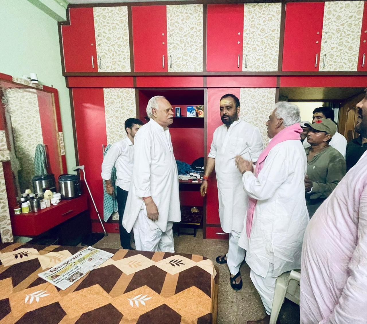 नेता प्रतिपक्ष माता प्रसाद पांडेय पूर्व मंत्री श्यामदेव राय चौधरी के आवास पर: फोटो बच्चा गुप्ता नेता प्रतिपक्ष माता प्रसाद पांडेय पूर्व मंत्री श्यामदेव राय चौधरी के आवास पर: फोटो बच्चा गुप्ता