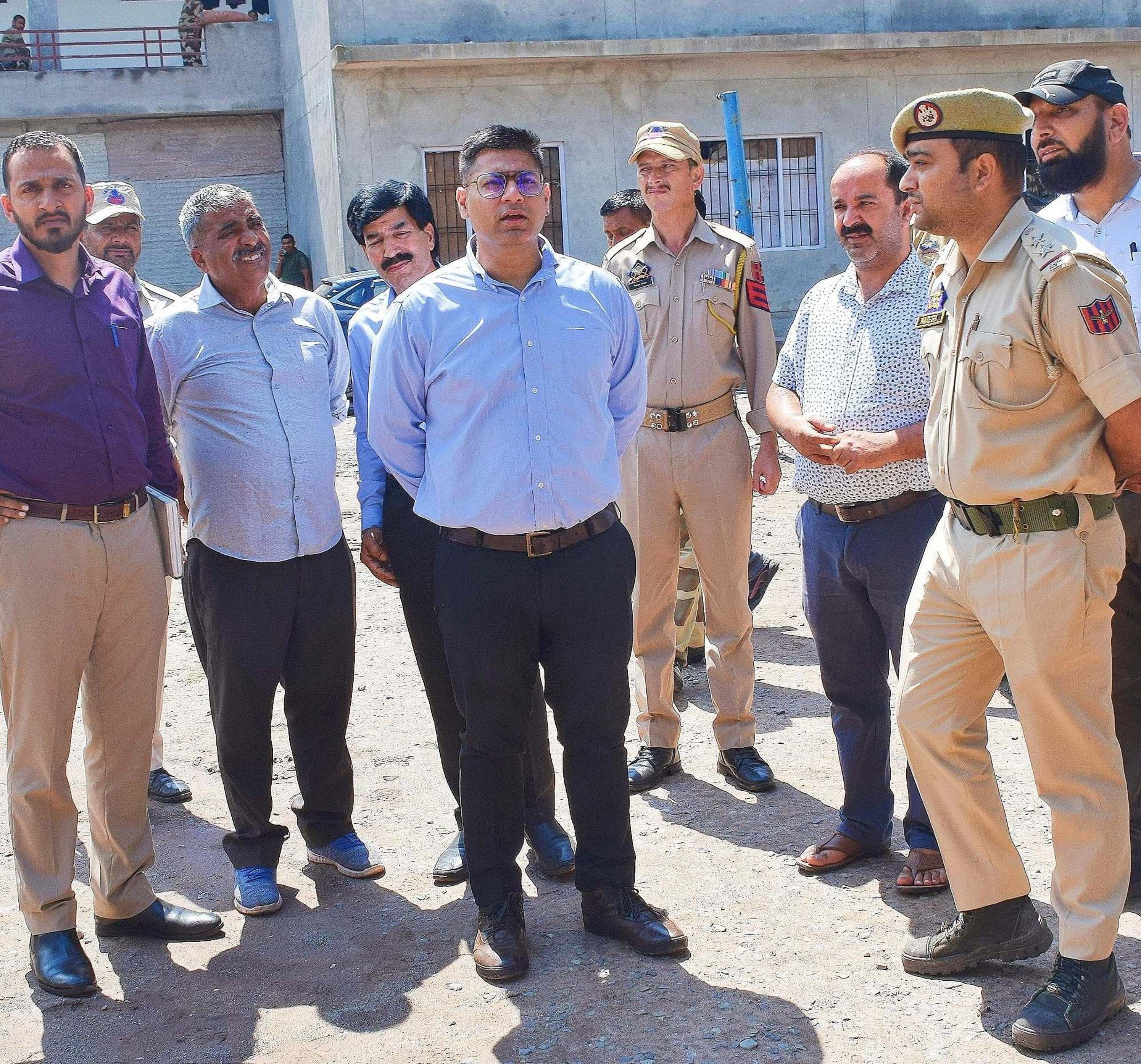 डीईओ पुंछ ने नियंत्रण रेखा पर स्थित मतदान केंद्रों की तैयारियों का जायजा लिया डीईओ पुंछ ने नियंत्रण रेखा पर स्थित मतदान केंद्रों की तैयारियों का जायजा लिया