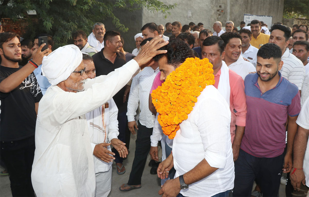 2 Snp- 6, 6A सोनीपत: ग्रामीण देंवेंद्र कादियान को आशीर्वाद देते हुए। 2 Snp- 6, 6A सोनीपत: ग्रामीण देंवेंद्र कादियान को आशीर्वाद देते हुए।