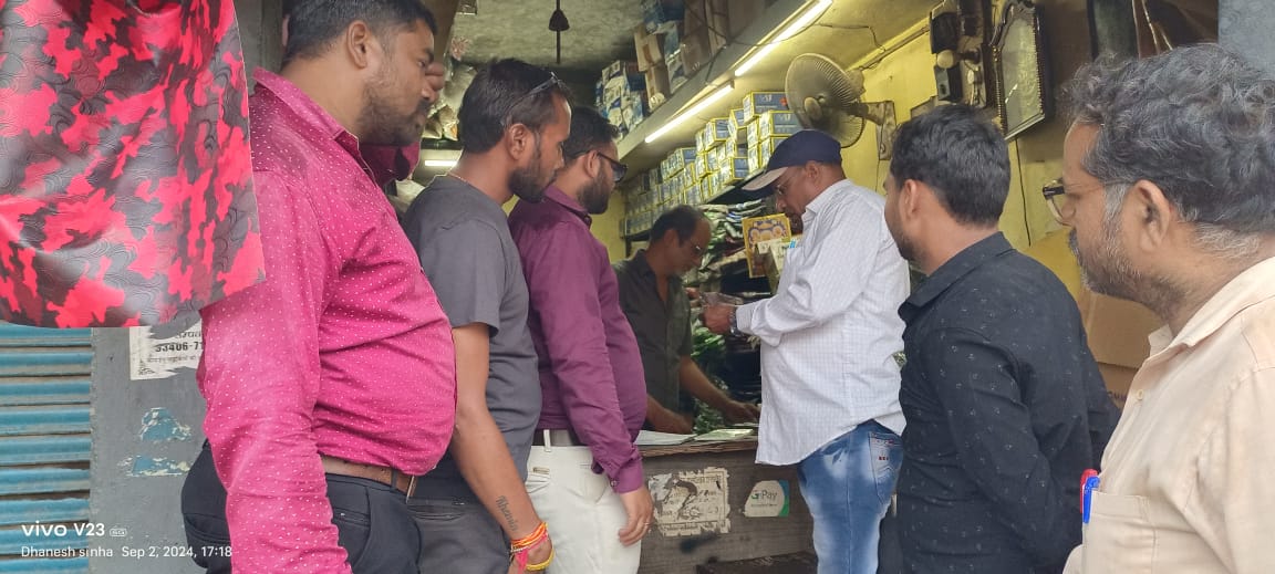 बकाया कर वसूल करती हुई नगर निगम की टीम। बकाया कर वसूल करती हुई नगर निगम की टीम।