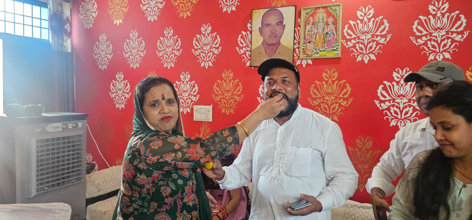 पैरालिंपिक खिलाडी योगेश कथुनिया के पिता ज्ञानचंद को मिठाई खिलाती योगेश की माँ मीना। पैरालिंपिक खिलाडी योगेश कथुनिया के पिता ज्ञानचंद को मिठाई खिलाती योगेश की माँ मीना।