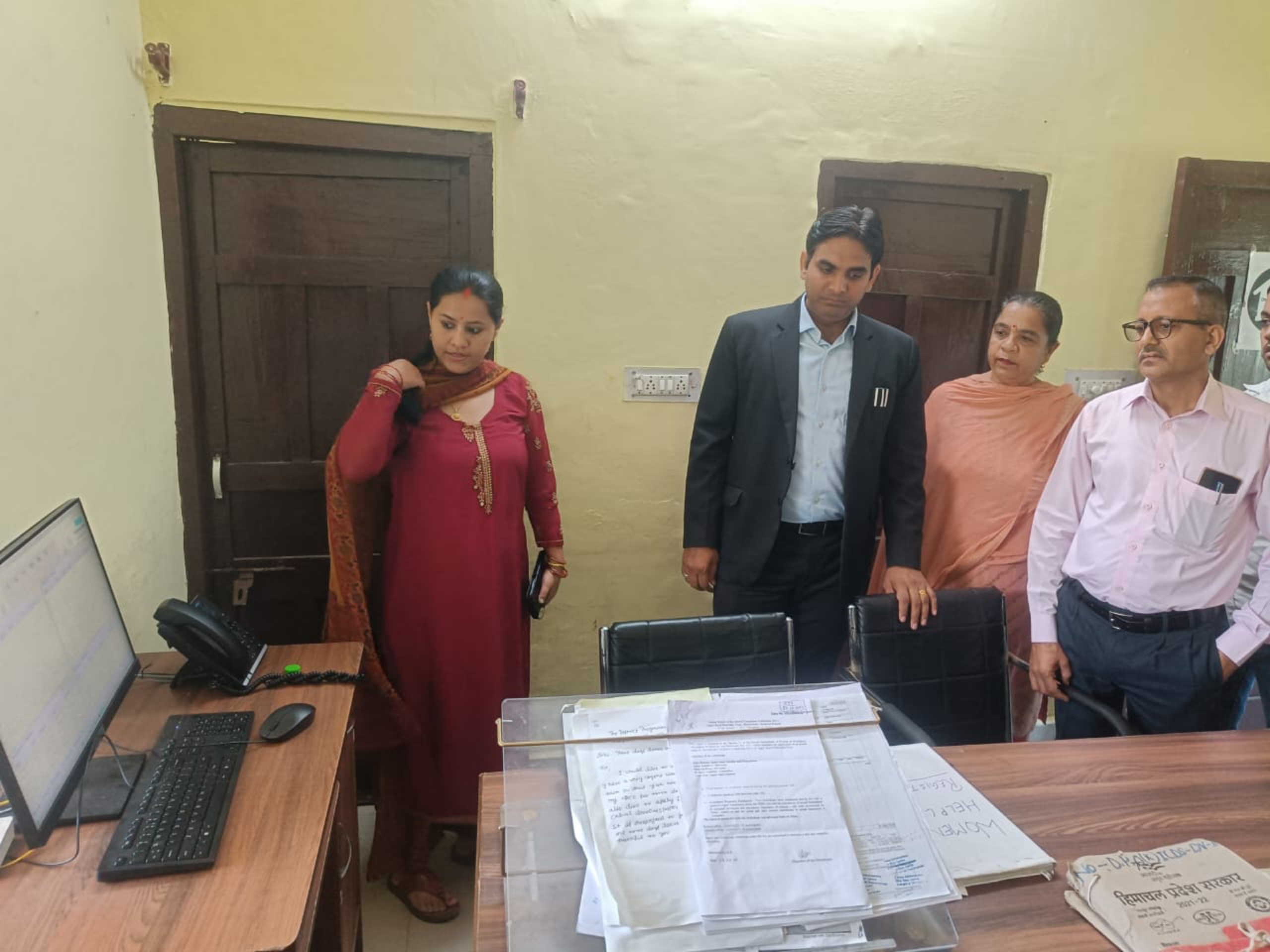 निरीक्षण करते हुए उपायुक्त कांगड़ा। निरीक्षण करते हुए उपायुक्त कांगड़ा।