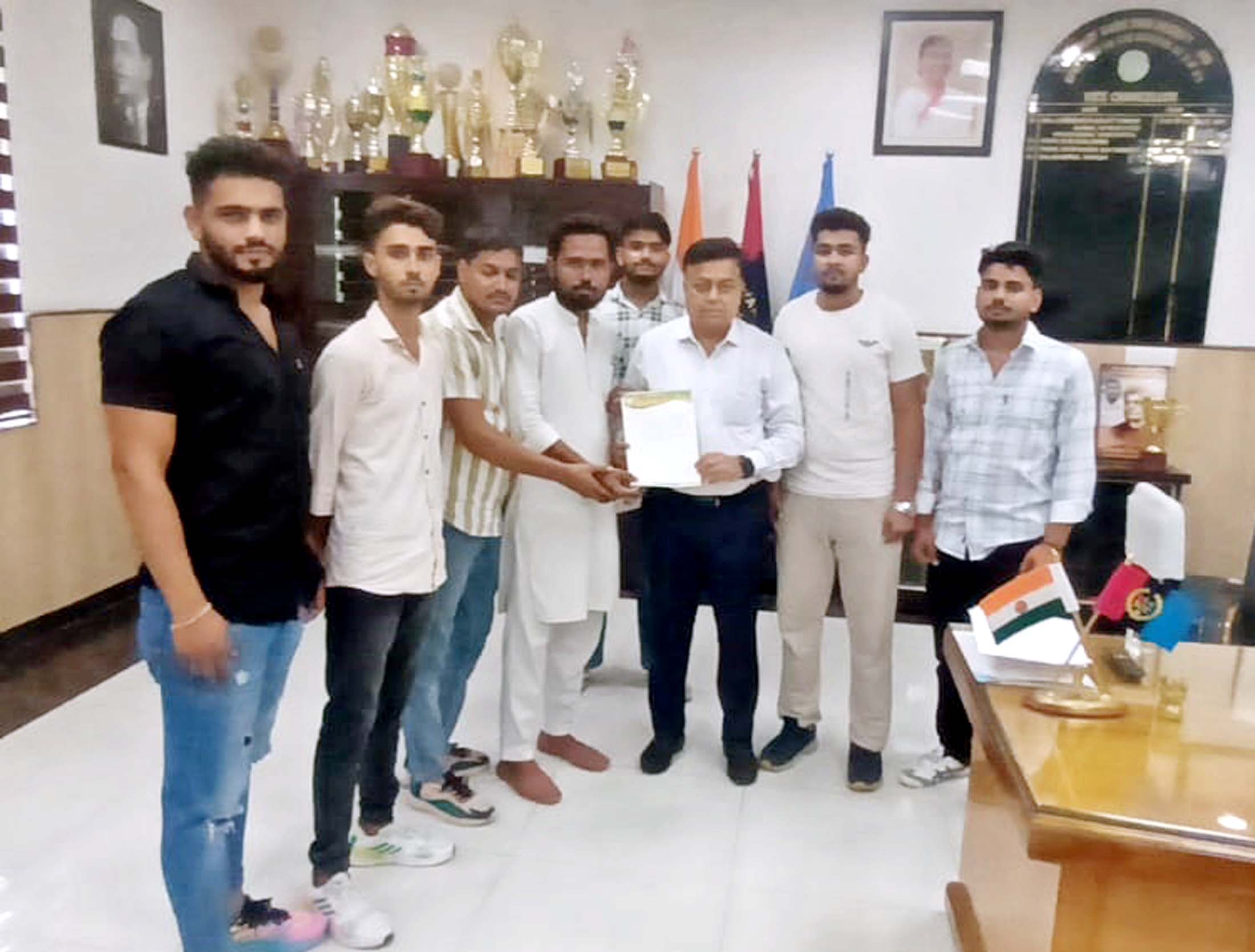मांगों को लेकर वीसी को ज्ञापन सौंपते हुए। मांगों को लेकर वीसी को ज्ञापन सौंपते हुए।