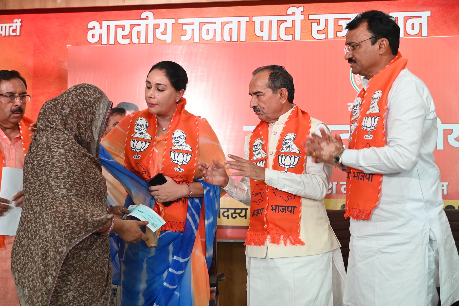 भाजपा प्रदेश अध्यक्ष मदन राठौड ने निभाई परिवार के सरंक्षक की भूमिका भाजपा प्रदेश अध्यक्ष मदन राठौड ने निभाई परिवार के सरंक्षक की भूमिका