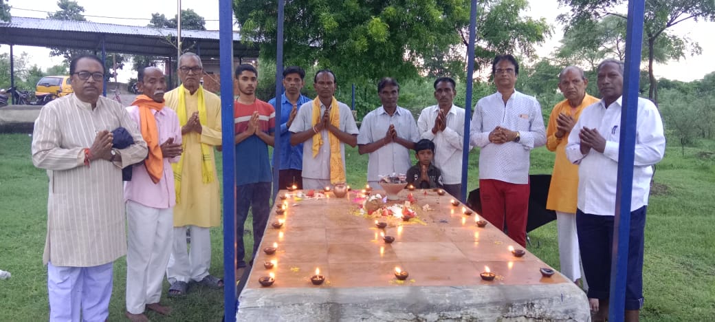 मुजगहन के मुक्ति धाम में प्रार्थना सभा करते हुए गायत्री परिवार के सदस्यगण। मुजगहन के मुक्ति धाम में प्रार्थना सभा करते हुए गायत्री परिवार के सदस्यगण।
