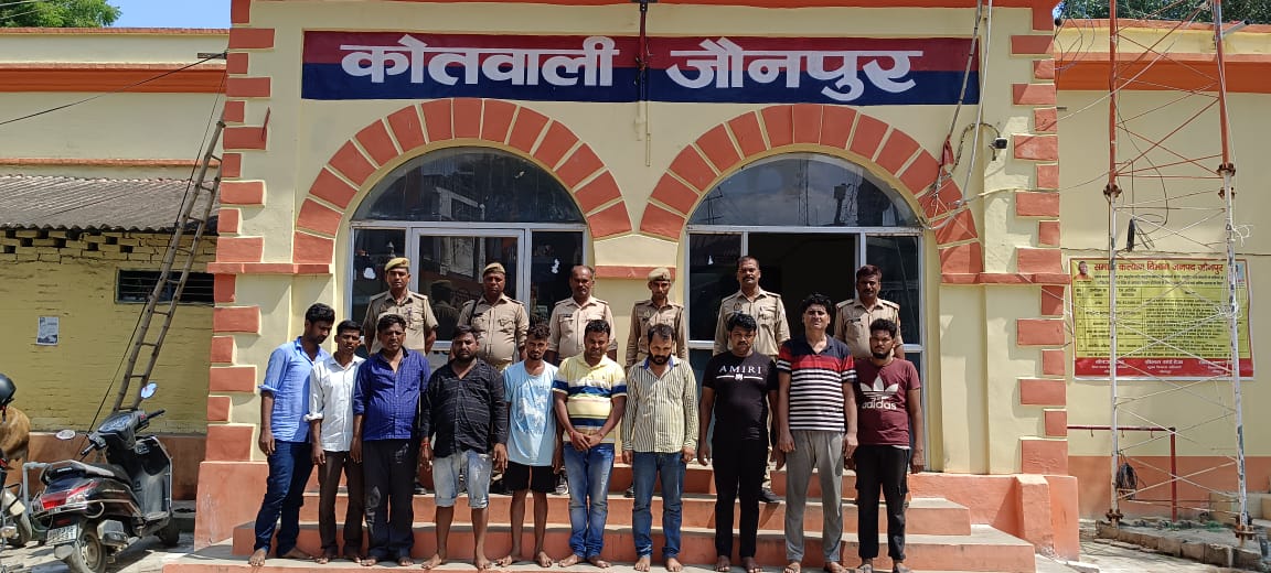 पुलिस ने जुआ खेलते 10 लोगो को किया गिरफ्तार पुलिस ने जुआ खेलते 10 लोगो को किया गिरफ्तार