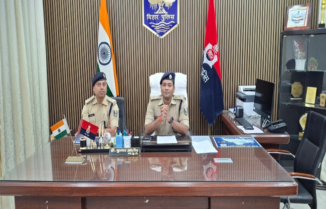 पत्रकार वार्ता के दौरान एसपी सारण डॉ कुमार आशीष पत्रकार वार्ता के दौरान एसपी सारण डॉ कुमार आशीष