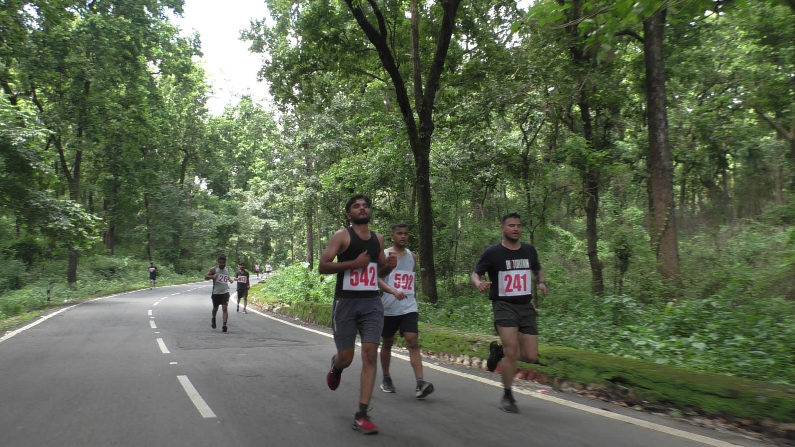 उप निरीक्षक भर्ती के लिए शारीरिक नाप-जोख एवं दक्षता परीक्षा देते अभ्यर्थी। उप निरीक्षक भर्ती के लिए शारीरिक नाप-जोख एवं दक्षता परीक्षा देते अभ्यर्थी।