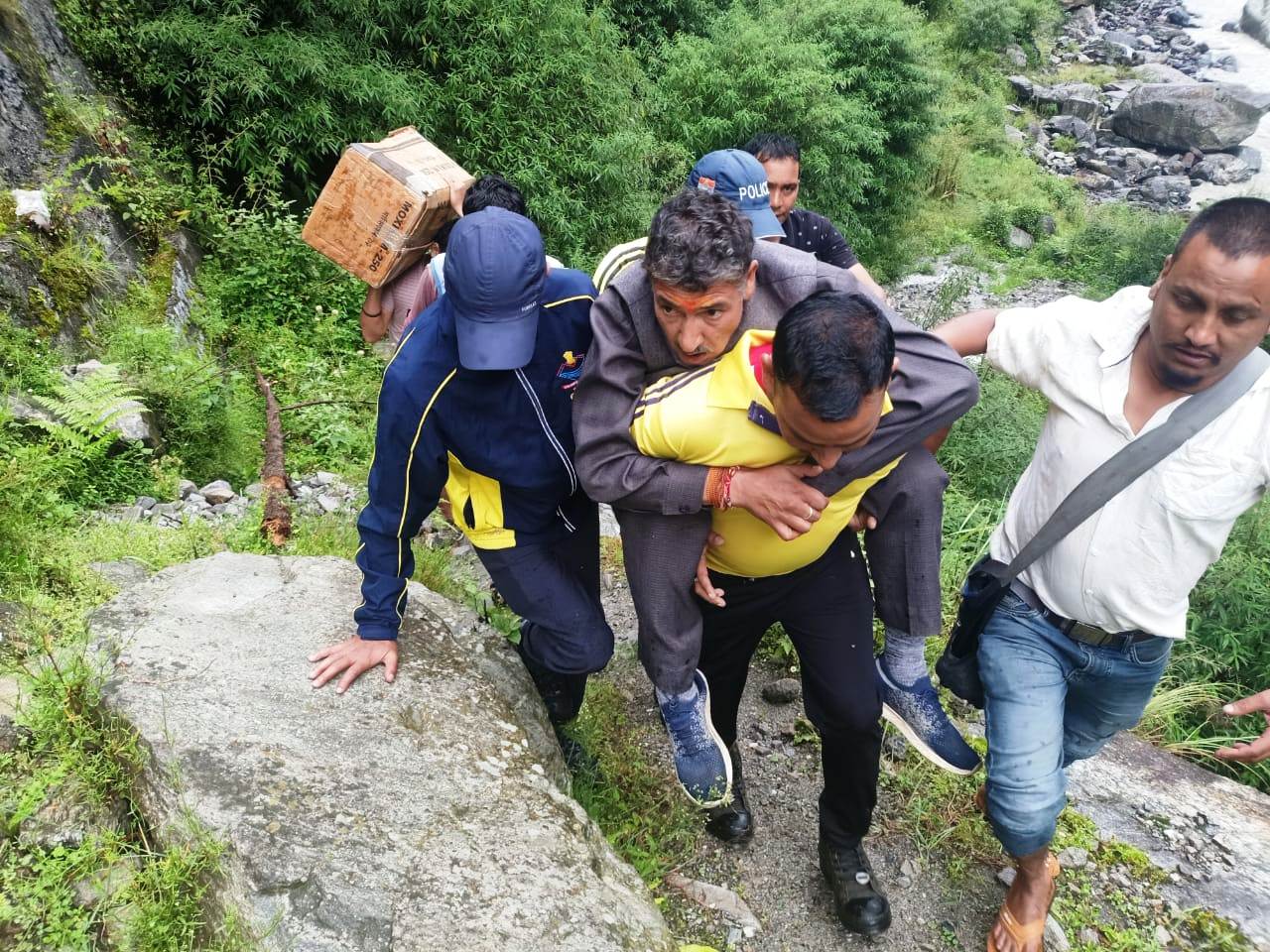 रेस्क्यू करते एसडीआरएफ जवान। रेस्क्यू करते एसडीआरएफ जवान।