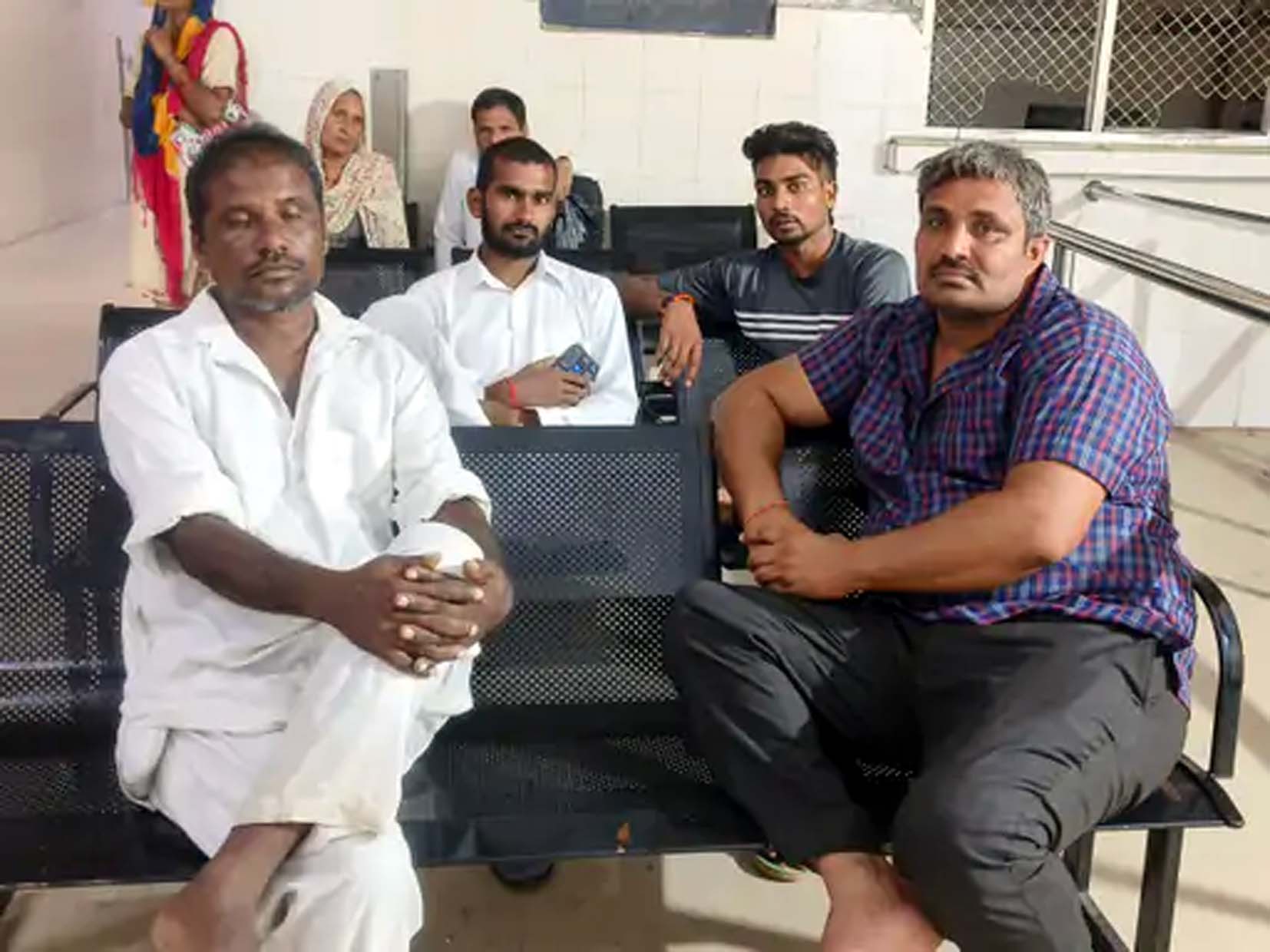 नागरिक अस्पताल में मौजूद मृतक पवन के परिजन। नागरिक अस्पताल में मौजूद मृतक पवन के परिजन।