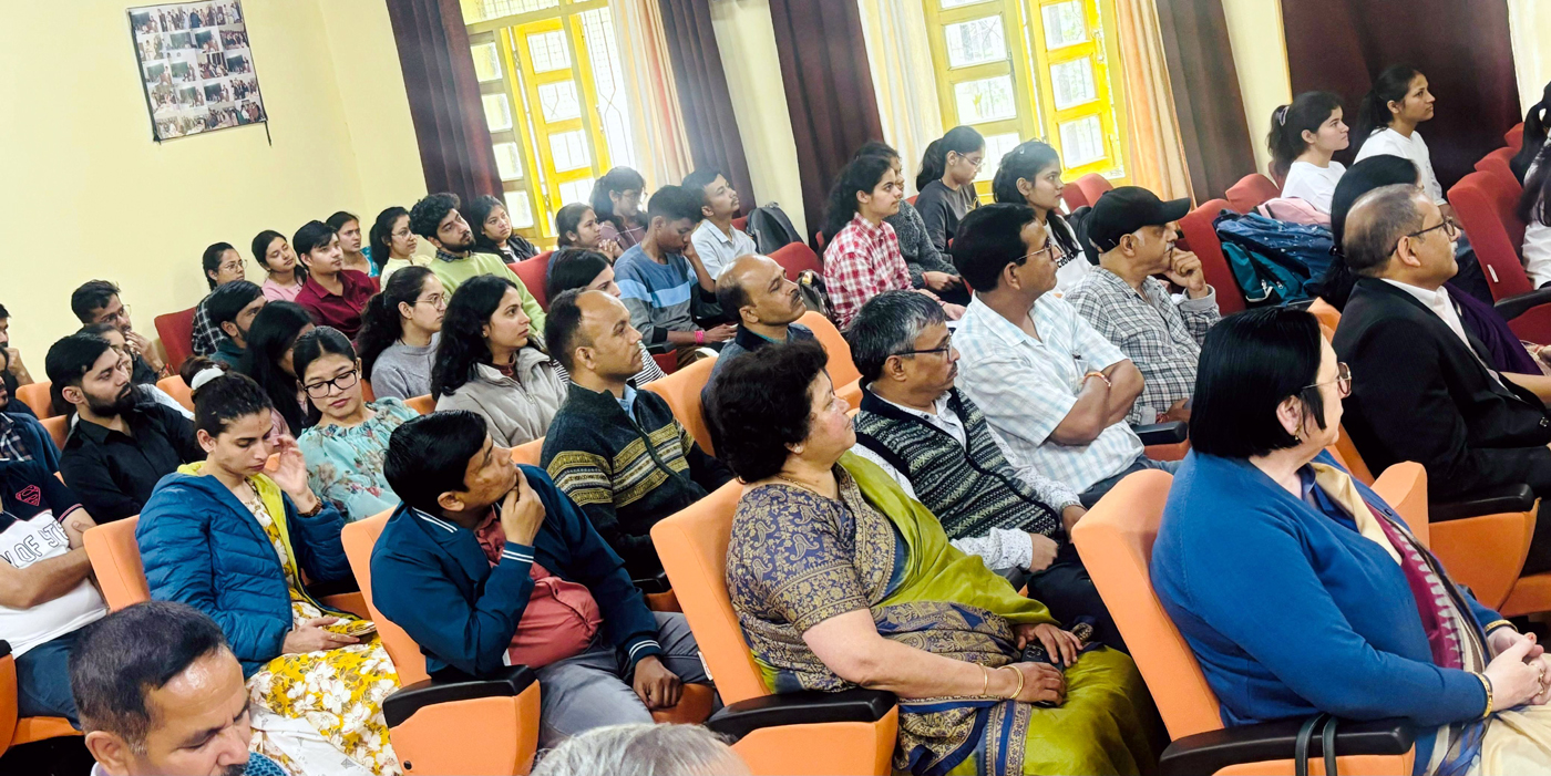 डीएसबी परिसर नैनीताल में भारत की अंतरिक्ष यात्रा पर हुआ विशेष कार्यक्रम नैनीताल, एसएनबी। कुमाऊं विश्वविद्यालय के डीएसबी परिसर में मंगलवार को भौतिक विज्ञान विभाग के द्वारा ‘भारत की अंतरिक्ष यात्रा’ विषय पर एक विशेष कार्यक्रम आयोजित किया गया। कार्यक्रम के मुख्य अतिथि, कुलपति प्रो. दीवान रावत ने अपने संबोधन में कहा कि भारत ने अंतरिक्ष के क्षेत्र में उल्लेखनीय सफलता हासिल की है। आज हम मौसम की सटीक जानकारी प्राप्त कर रहे हैं और चंद्रयान-3 ने इसरो के प्रयासों को नई ऊँचाइयों पर पहुंचाया है। इस अवसर पर भौतिक विज्ञान विभाग के एमएससी के तीसरे सेमेस्टर के विद्यार्थियों ने एक नाटक के माध्यम से इसरो द्वारा संचालित विभिन्न अंतरिक्ष कार्यक्रमों को दर्शाया। कार्यक्रम में शोध विद्यार्थी चरिता पंत और आशा ने ‘अंतरिक्ष यात्रा में भारतीय महिलाएं’ और ‘आदित्य एल-1’ पर प्रकाश डाला। इसके अतिरिक्त आयोजित भाषण प्रतियोगिता में बीएससी 5वें सेमेस्टर की श्वेता पंत, दीक्षा पांडे और बीएससी तृतीय सेमेस्टर के राहुल कर्मयाल ने क्रमशः प्रथम, द्वितीय, और तृतीय स्थान प्राप्त किया। विभागाध्यक्ष प्रो. संजय पंत ने कार्यक्रम की रूपरेखा प्रस्तुत की, जबकि निदेशक प्रो. नीता बोरा शर्मा ने स्पेस मिशनों में महिलाओं की भागीदारी को सराहनीय बताया। संचालन प्रो. सीमा पांडे ने किया, जबकि निर्णायक मंडल में प्रो. बिमल पांडे, प्रो. रमेश चंद्र और प्रो. आलोक दुर्गापाल शामिल रहे। इस अवसर पर प्रो. ललित तिवारी, प्रो. सुचि बिष्ट, प्रो. एमसी जोशी, प्रो. हरीश बिष्ट, डॉ. राजकुमार, डॉ. पीएस नेगी, डॉ. अनिता कुमारी, डॉ. गगनदीप, डॉ. सुनील चनियाल, डॉ. हेमा, डॉ. निशा सहित नाटक में भाग लेने वाले विद्यार्थी प्रियंका रावत, प्रियंका कनवाल, आरती, भावना, हिमांशु, आकांक्षा, गौतम, कार्तिकेय, अपूर्वा, प्रेरणा, जिज्ञासा, अभिषेक, अनुष्का और कंचन भंडारी ने सुंदर प्रस्तुतियाँ दीं। चित्र परिचयः 03एनटीएल-5ः नैनीताल: कार्यक्रम में उपस्थित कुलपति एवं प्राध्यापक। डीएसबी परिसर नैनीताल में भारत की अंतरिक्ष यात्रा पर हुआ विशेष कार्यक्रम नैनीताल, एसएनबी। कुमाऊं विश्वविद्यालय के डीएसबी परिसर में मंगलवार को भौतिक विज्ञान विभाग के द्वारा ‘भारत की अंतरिक्ष यात्रा’ विषय पर एक विशेष कार्यक्रम आयोजित किया गया। कार्यक्रम के मुख्य अतिथि, कुलपति प्रो. दीवान रावत ने अपने संबोधन में कहा कि भारत ने अंतरिक्ष के क्षेत्र में उल्लेखनीय सफलता हासिल की है। आज हम मौसम की सटीक जानकारी प्राप्त कर रहे हैं और चंद्रयान-3 ने इसरो के प्रयासों को नई ऊँचाइयों पर पहुंचाया है। इस अवसर पर भौतिक विज्ञान विभाग के एमएससी के तीसरे सेमेस्टर के विद्यार्थियों ने एक नाटक के माध्यम से इसरो द्वारा संचालित विभिन्न अंतरिक्ष कार्यक्रमों को दर्शाया। कार्यक्रम में शोध विद्यार्थी चरिता पंत और आशा ने ‘अंतरिक्ष यात्रा में भारतीय महिलाएं’ और ‘आदित्य एल-1’ पर प्रकाश डाला। इसके अतिरिक्त आयोजित भाषण प्रतियोगिता में बीएससी 5वें सेमेस्टर की श्वेता पंत, दीक्षा पांडे और बीएससी तृतीय सेमेस्टर के राहुल कर्मयाल ने क्रमशः प्रथम, द्वितीय, और तृतीय स्थान प्राप्त किया। विभागाध्यक्ष प्रो. संजय पंत ने कार्यक्रम की रूपरेखा प्रस्तुत की, जबकि निदेशक प्रो. नीता बोरा शर्मा ने स्पेस मिशनों में महिलाओं की भागीदारी को सराहनीय बताया। संचालन प्रो. सीमा पांडे ने किया, जबकि निर्णायक मंडल में प्रो. बिमल पांडे, प्रो. रमेश चंद्र और प्रो. आलोक दुर्गापाल शामिल रहे। इस अवसर पर प्रो. ललित तिवारी, प्रो. सुचि बिष्ट, प्रो. एमसी जोशी, प्रो. हरीश बिष्ट, डॉ. राजकुमार, डॉ. पीएस नेगी, डॉ. अनिता कुमारी, डॉ. गगनदीप, डॉ. सुनील चनियाल, डॉ. हेमा, डॉ. निशा सहित नाटक में भाग लेने वाले विद्यार्थी प्रियंका रावत, प्रियंका कनवाल, आरती, भावना, हिमांशु, आकांक्षा, गौतम, कार्तिकेय, अपूर्वा, प्रेरणा, जिज्ञासा, अभिषेक, अनुष्का और कंचन भंडारी ने सुंदर प्रस्तुतियाँ दीं। चित्र परिचयः 03एनटीएल-5ः नैनीताल: कार्यक्रम में उपस्थित कुलपति एवं प्राध्यापक।