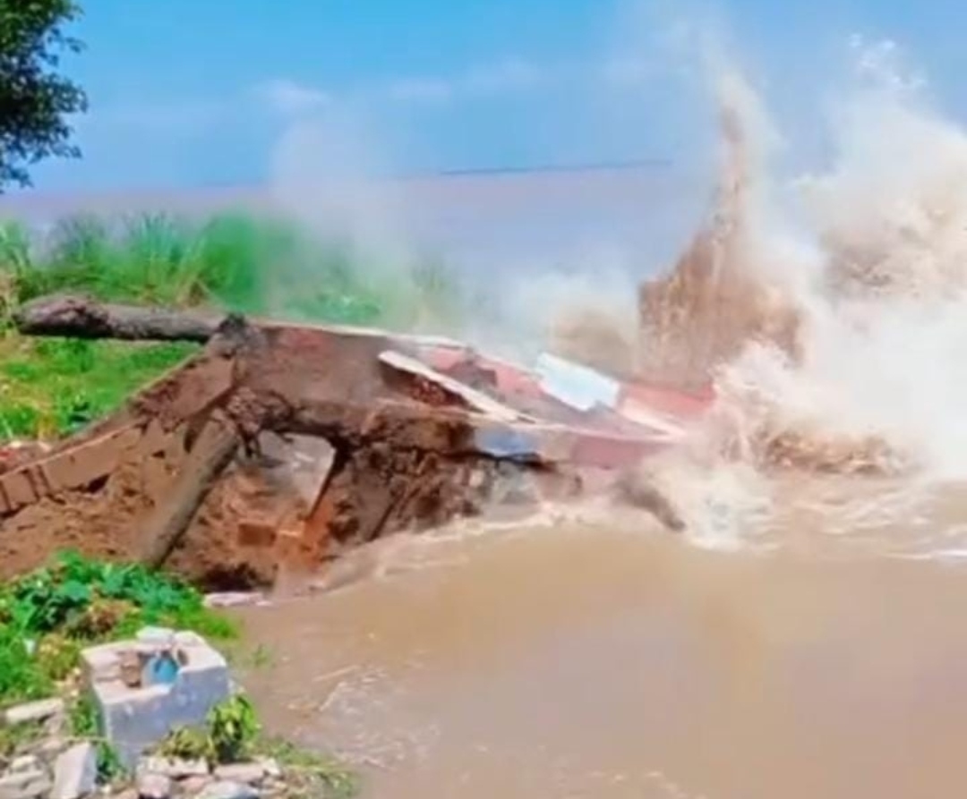 कटाव के भेंट चढ़ा जलमिनार कटाव के भेंट चढ़ा जलमिनार